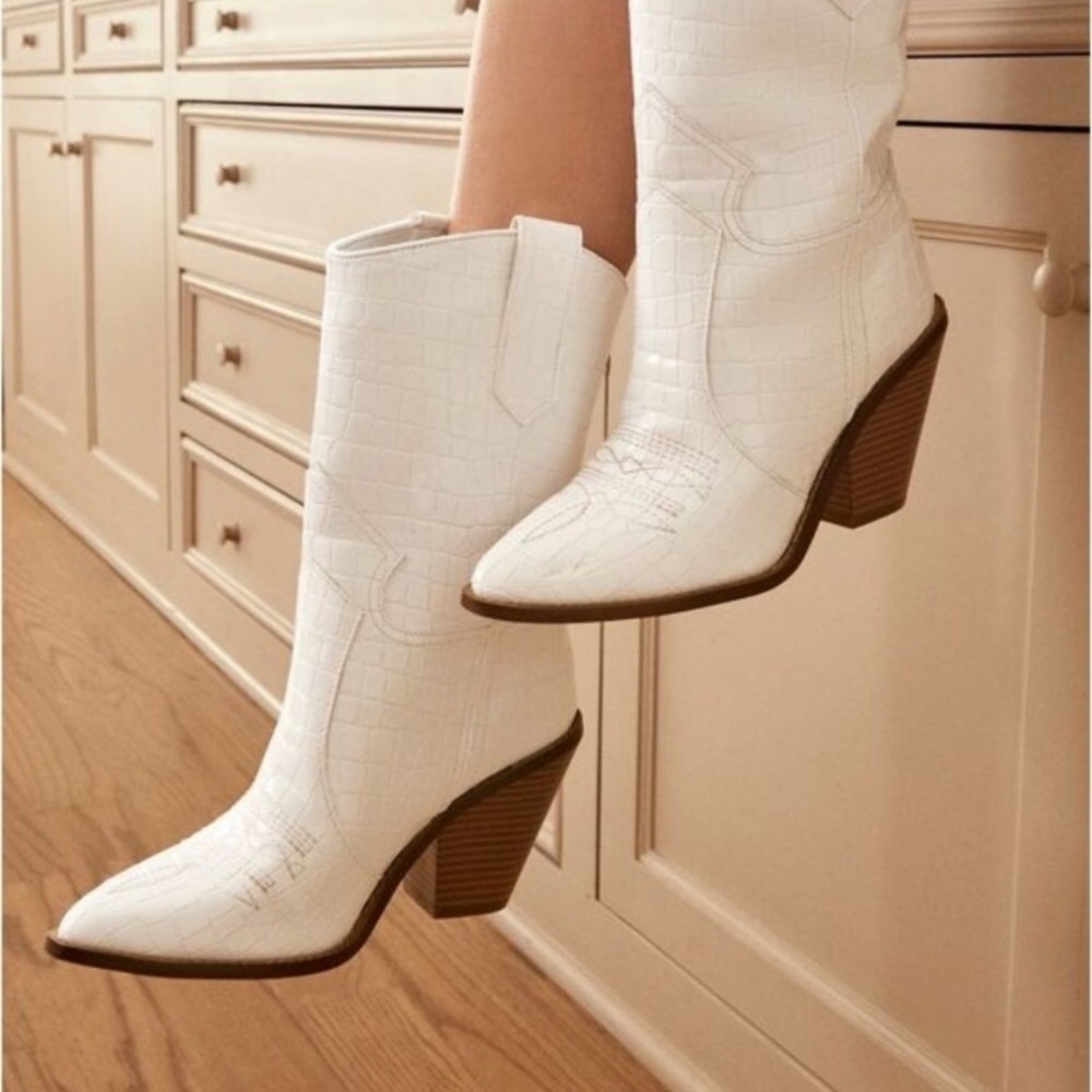 ISO!! Vivi western boots